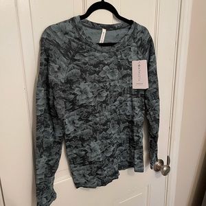 Athleta Blue Floral Momentum Top. Size XL. New with tags